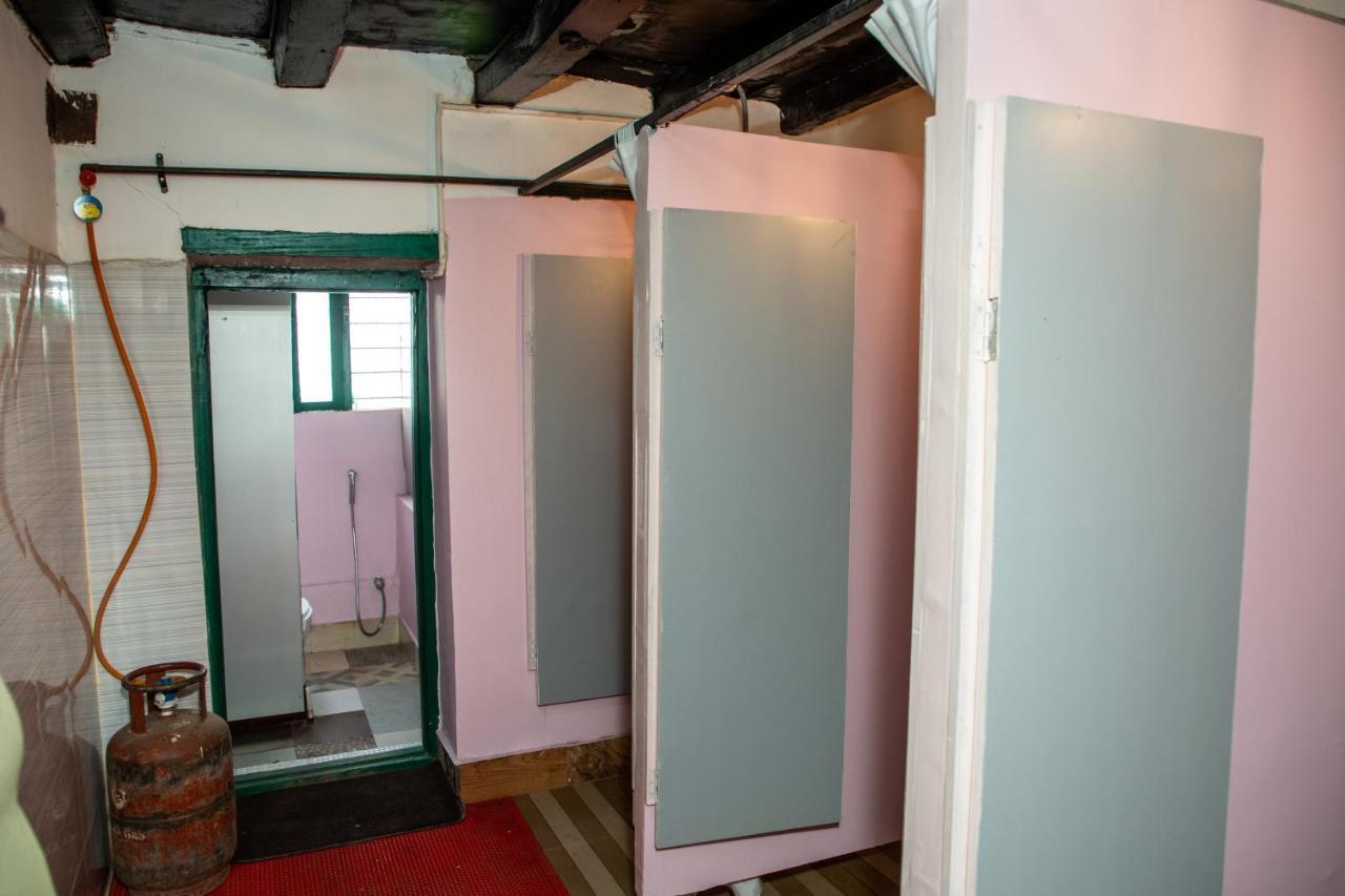 Trekkers Hostel Катманду Екстериор снимка